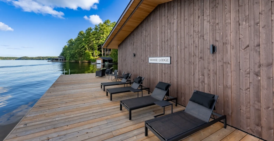 A Modern Moose Lodge  Vacation Villa - Ontario